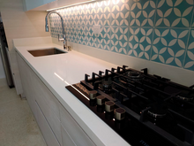 Cargar imagen en el visor de la galería, Cocina en quartzstone blanco polar en Medellín, Antioquia
