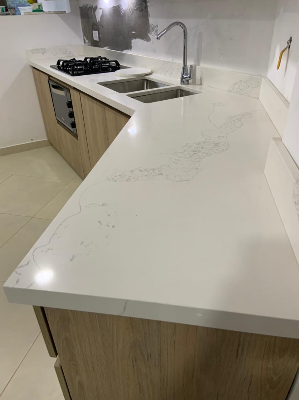 Meson Cocina e Isla en Quartzstone Blanco Calacatta